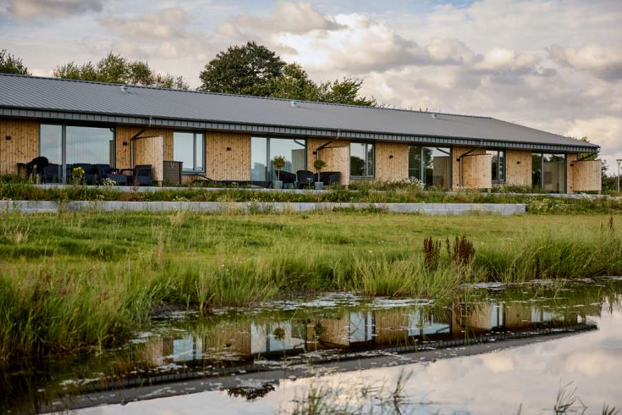 Fortid og fremtid mødes i stålbeklædte rækkehuse med historie i baghaven, Jernaldervej 8, 8600 Silkeborg